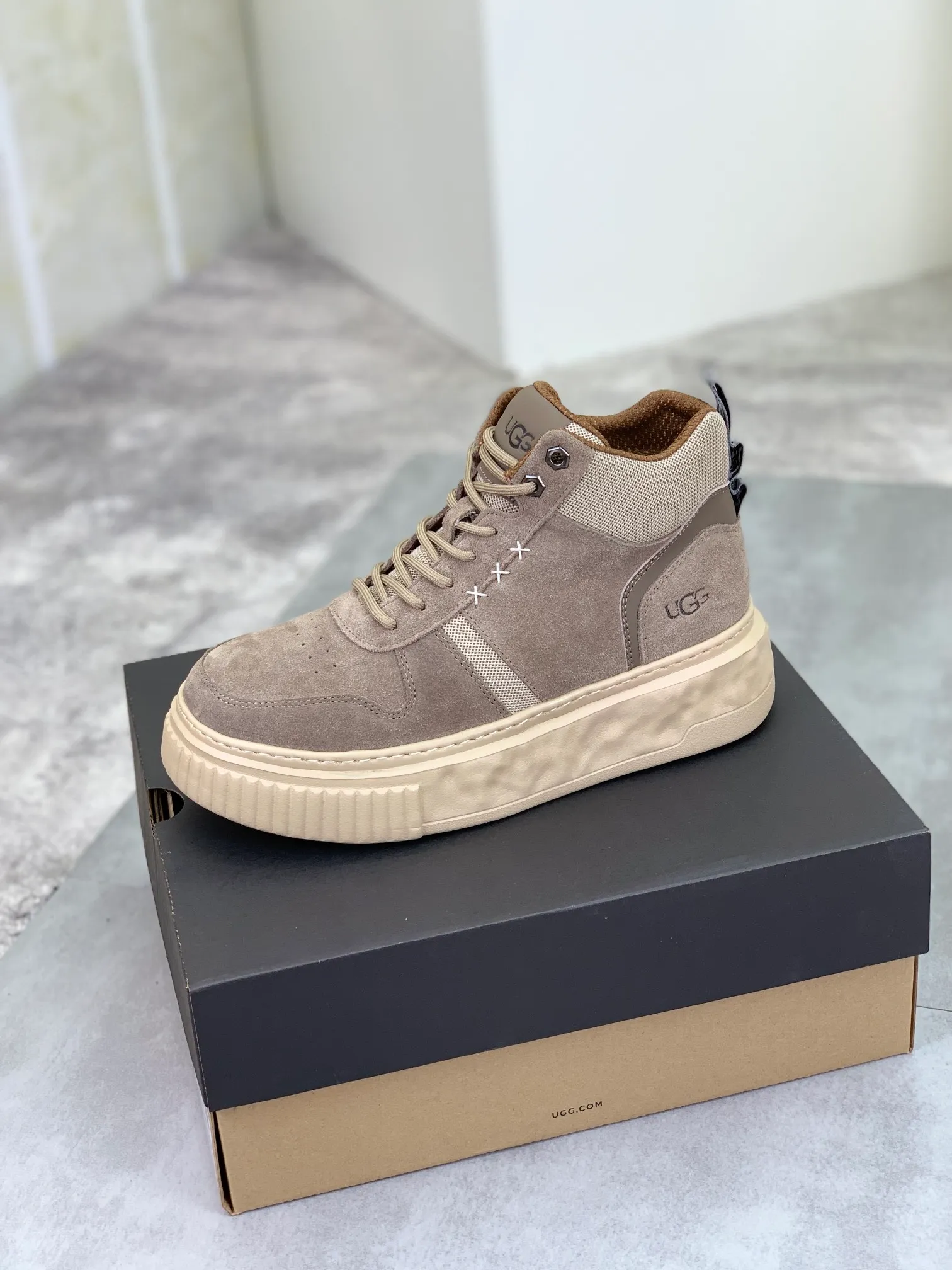 Men's shoes 💰P640 [New style] 💰 🆘 "Real wool" [UGG] 👉The popular men's shoes are synchronized with the official website 🔰The quality of the genuine products [satisfied] is not comparable to the imitations in the general market 🌀The upper is imported Italian frosted cowhide, and the lining is: foot pad 🅰️ grade 🐑Real wool👻Only Grade A can show the effect The hand feels smooth and delicate 🔱The shoe shape is grand, only genuine manufacturers can do it 🎄The perfect toughness of the original outsole 👻⬛️ allows customers to say goodbye to one-time consumption. Real wool lining, super warm. Available in black, brown and gray. Size: 39-44